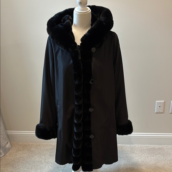 Elegant Black Reversible Faux Fur Coat - Picture 4 of 6
